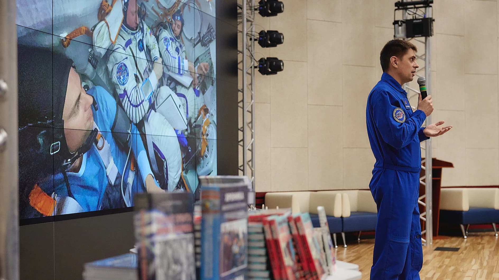 Космонавт Андрей Федяев наградил победителей и призеров «Звездной эстафеты»